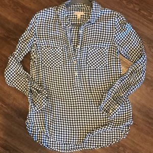 Long sleeve black and white button down shirt